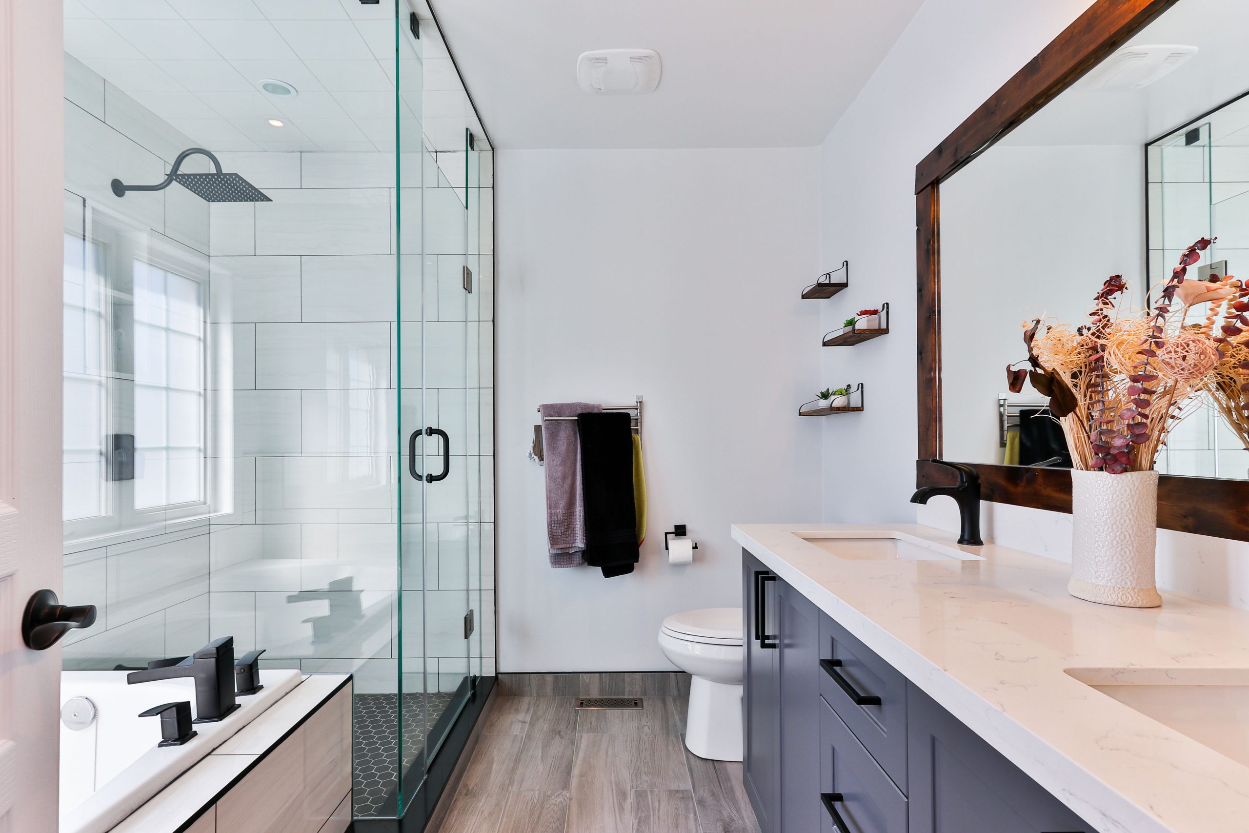 Niezbędne elementy przytulnej łazienki których potrzebujesz, aby stworzyć wygodne, relaksujące otoczenie